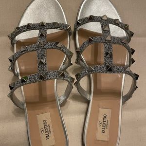 Brand new Valentino flats. Gorgeous and sparkly. Size 39.5. I’m a 39, so TTS